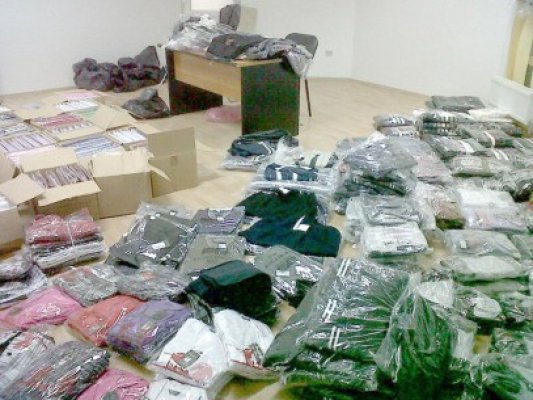 Articole de îmbrăcăminte, susceptibile a fi contrafăcute, confiscate de poliţişti